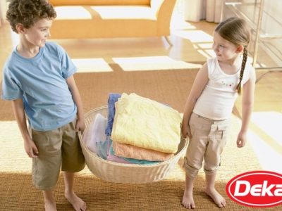 kids-doing-laundry